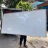 Thanh lý bảng viết 2M4 màu trắng viền nhôm mới 98%