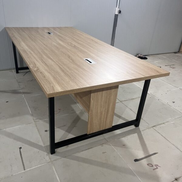 Bàn họp văn phòng 2M4 có hộp điện sang trọng