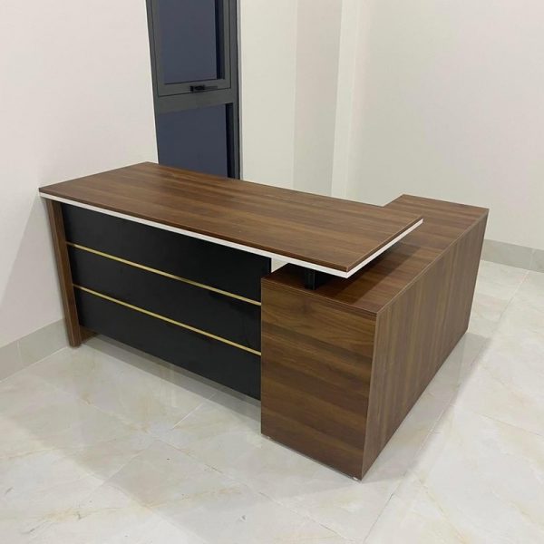 Bàn giám đốc 1m6*1m4 gỗ MFG tồn kho