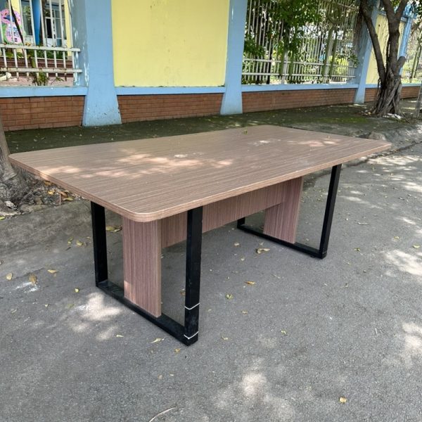 Thanh lý bàn họp 2m màu nâu chân sắt mới 95%