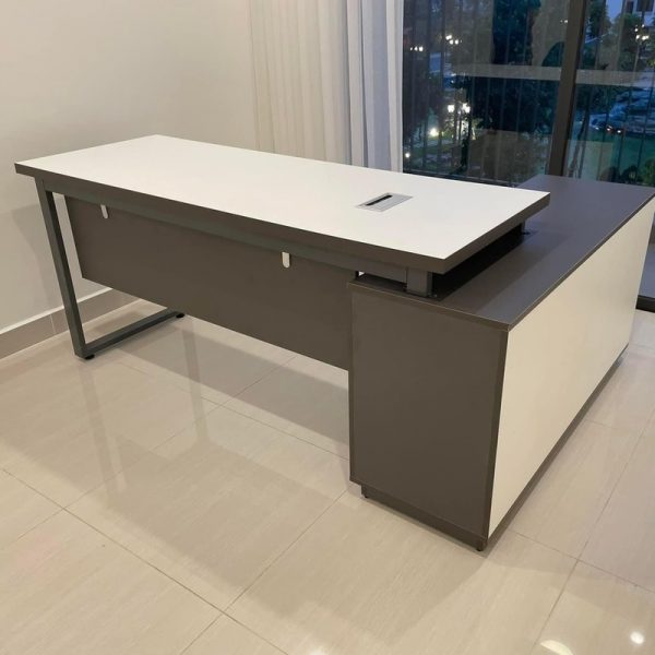 Bàn làm việc chân sắt góc L  1m6*1m2 mới