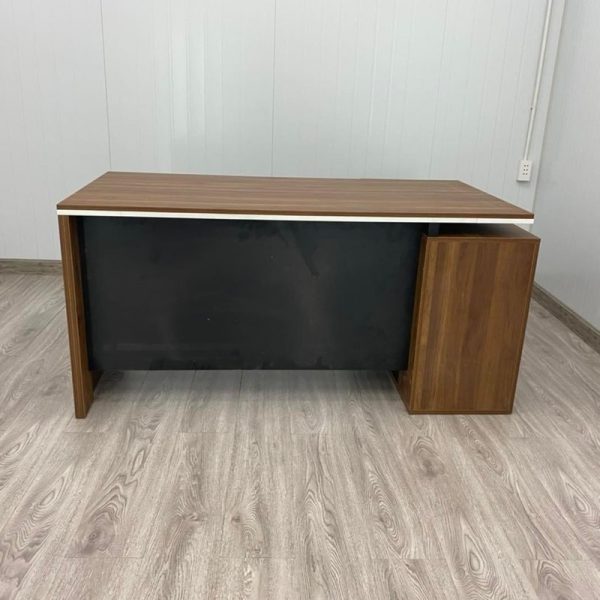Bàn làm việc trưởng phòng 1m6*1m tồn kho