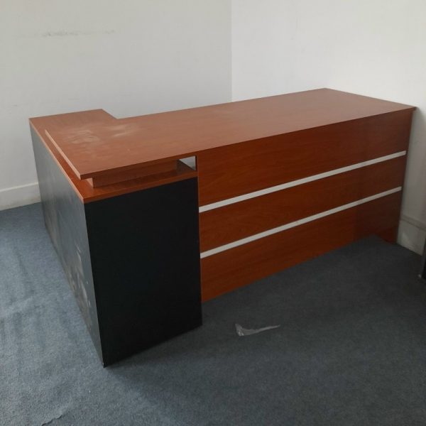 Bàn làm việc trưởng phòng 1m4*1m2 tồn kho