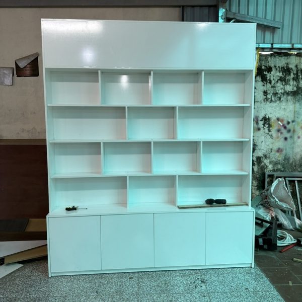 Kệ trưng bày 1m8*2m4 màu trắng mới 98%