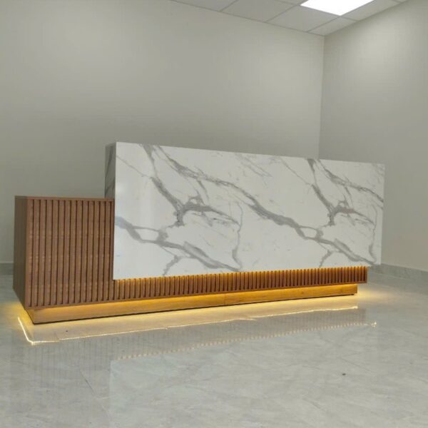 Thanh lý quầy lễ tân văn phòng 2M4 giã đá có đèn led 99%