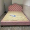 Gường ngủ bọc nhung màu hồng tồn kho mới 100%