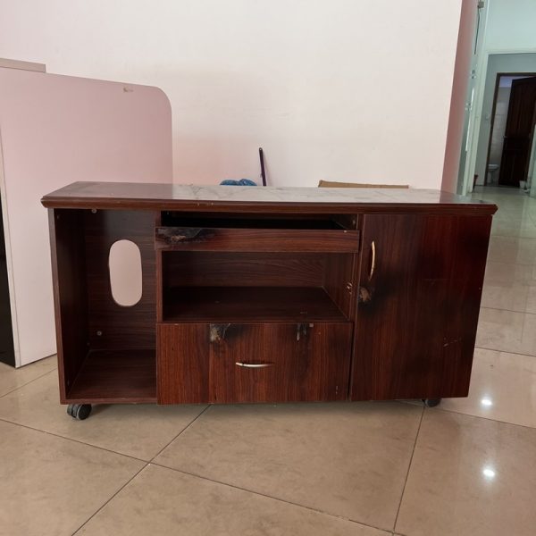 Thanh lý kệ tivi 1m2 cửa kính mới 90% giá rẻ KTV14