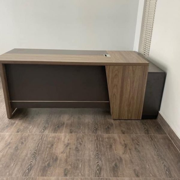 Bàn giám đốc L 1m8*1m4 màu xám mới