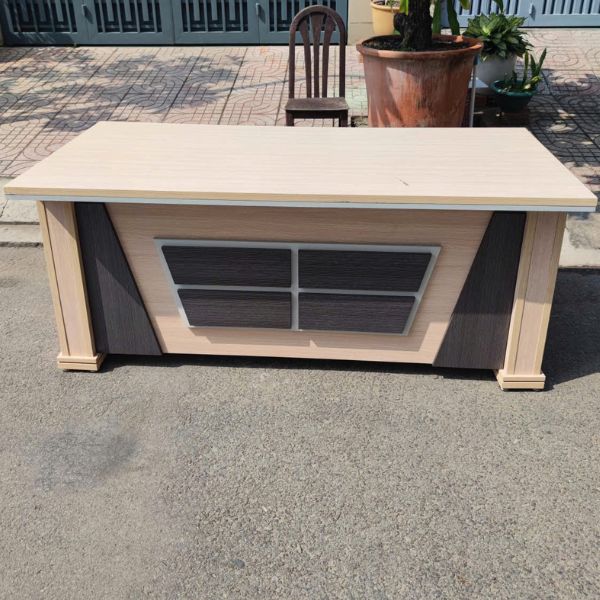 Bàn giám đốc 1m8 màu kem cao cấp mới 95%