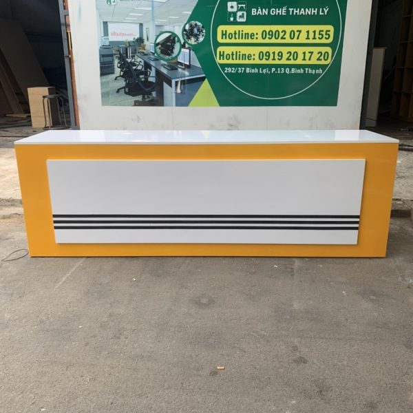 Bàn quầy tư vấn 2m4 màu trắng vàng chỉ đen mới