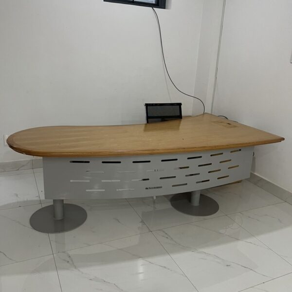 Thanh lý bàn giám đốc 2M chân sắt mặt gỗ mới 98%