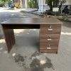 Bàn làm việc 1m2 có 3 hộc màu nâu mới 100%