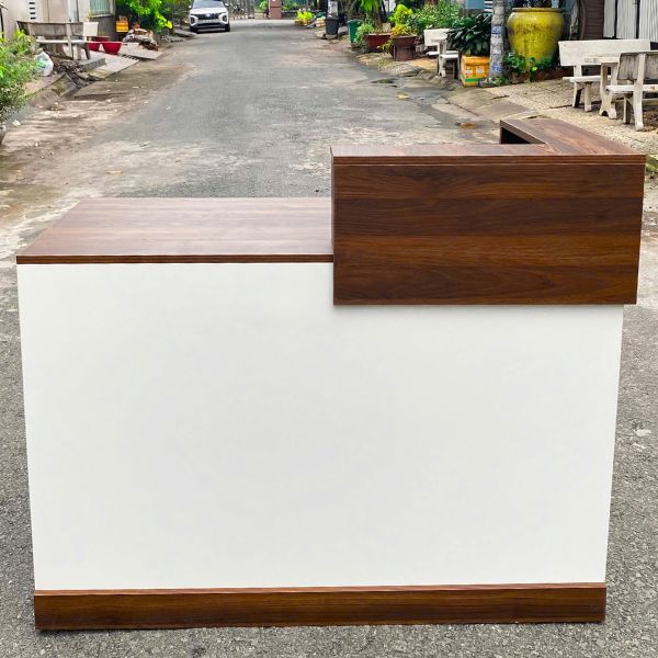 Thanh lý quầy shop màu trắng nâu mới 100%