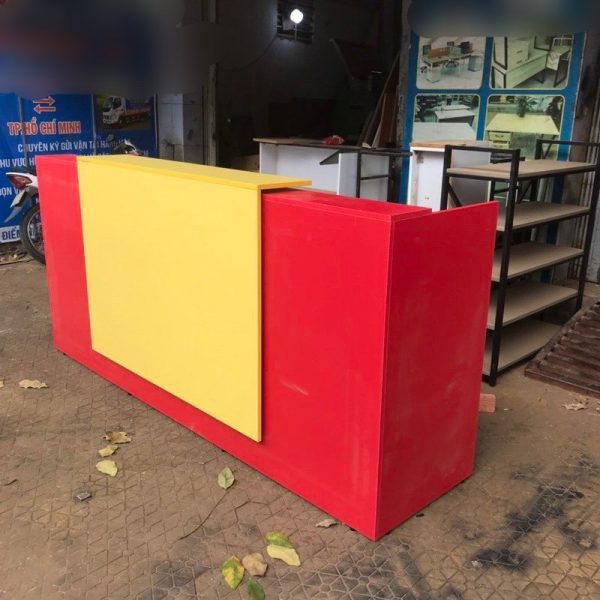 Thanh lý quầy lễ tân 2m4 vàng đỏ mới 99%