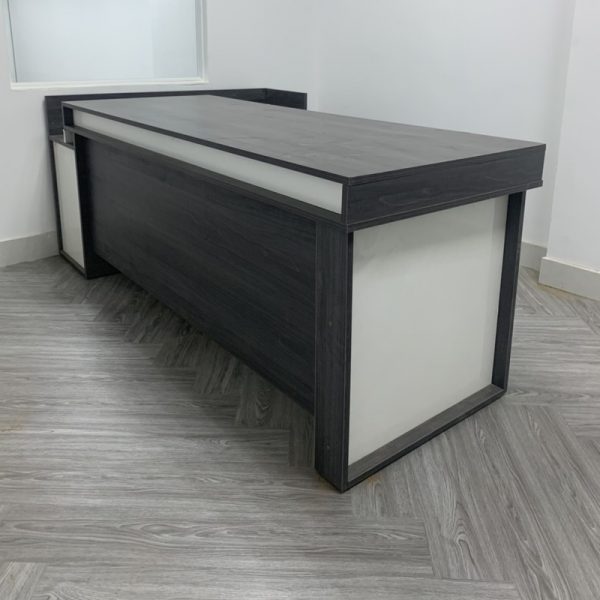 Bàn giám đốc 1m8*1m2 màu xám trắng mới