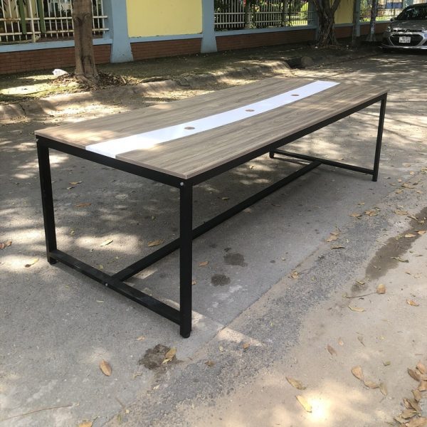 Bàn họp văn phòng 2m4 chân sắt mới 98%