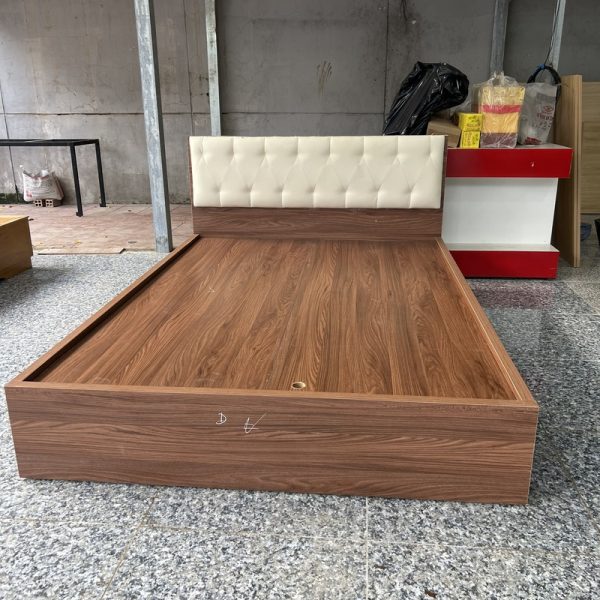 Giường ngủ 1m4*2m màu nâu bọc nệm cũ
