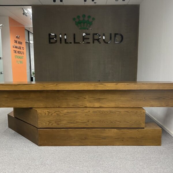 Thanh lý quầy lễ tân 2M4 độc lạ màu gỗ sang trọng 95%