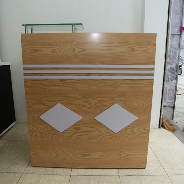 Thanh lý quầy lễ tân 1m2 màu nâu có kính mới 98%