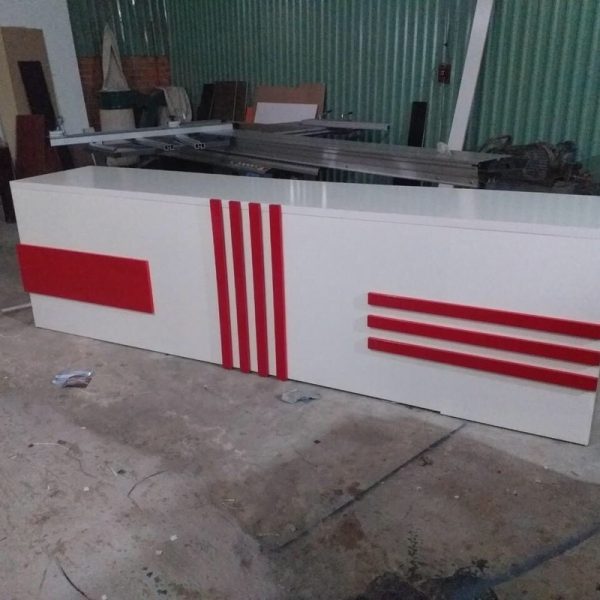 Quầy lễ tân 3m5 màu trắng đỏ gỗ MDF mới 95%