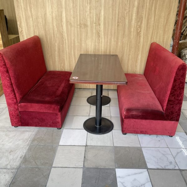 Thanh lý ghế sofa cafe bọc nhung màu đỏ mới 95%
