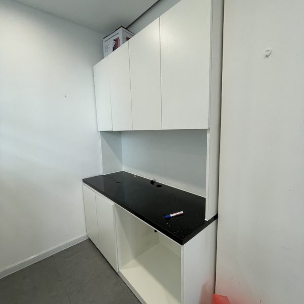 Đảo bếp mặt đá màu trắng gỗ MDF cao cấp mới 98%