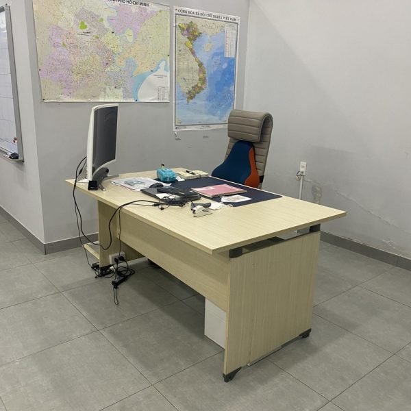 Bàn trưởng phòng 1m4 màu kem cũ