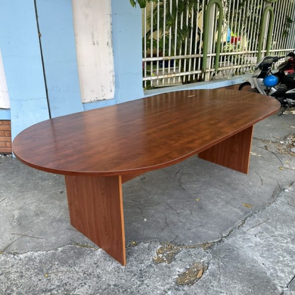 Bàn họp ovan 2m4 màu nâu mới 98%