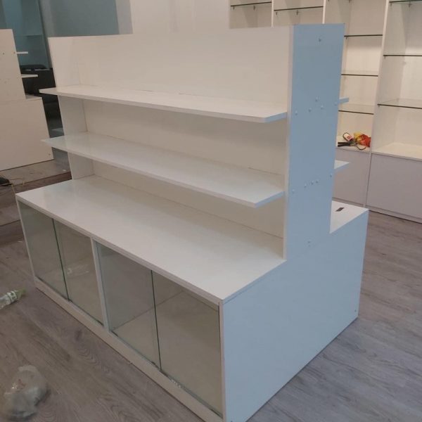 Kệ trưng bày giữa 2 bên mày trắng mới