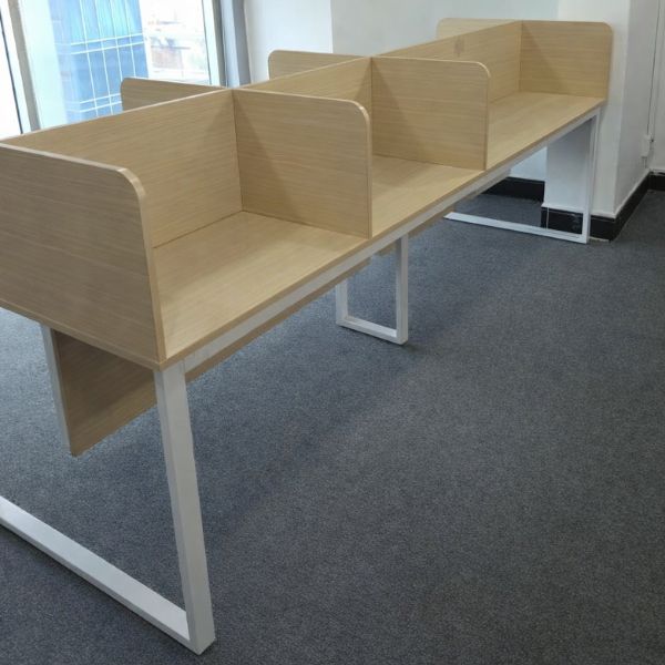 Thanh lý bàn làm việc cụm nhân viên mới 95%