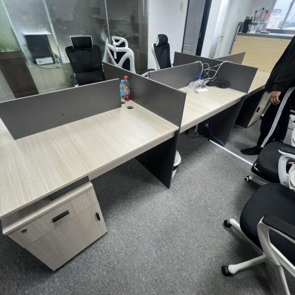 Bàn làm việc cụm nhân viên 1M2 có hộc tủ mới 97%