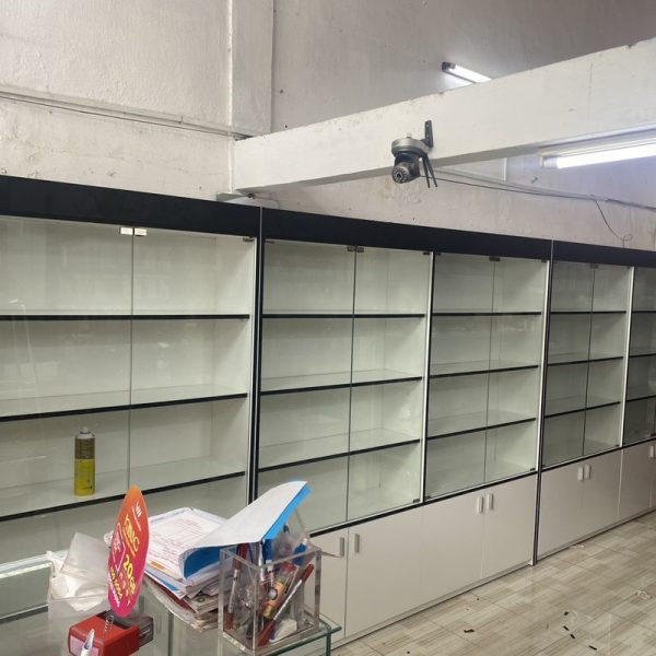 Tủ trưng bày kính 2m*2m gỗ MDF trắng đen