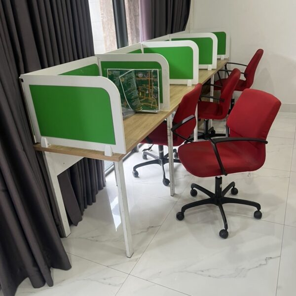 Thanh lý bàn làm việc cụm nhân viên mới 95%