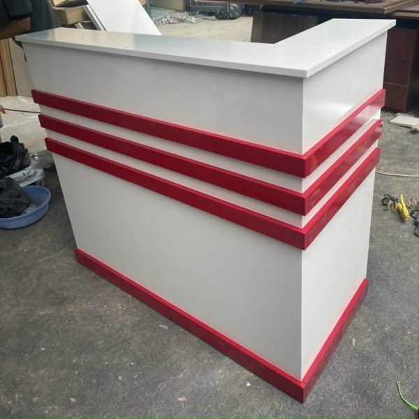 Quầy lễ tân 1m2 màu trắng đỏ mới 99%