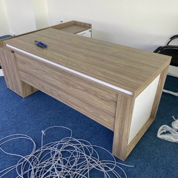 Bàn giám đốc 1m8*1m4 màu vân gỗ cao cấp mới