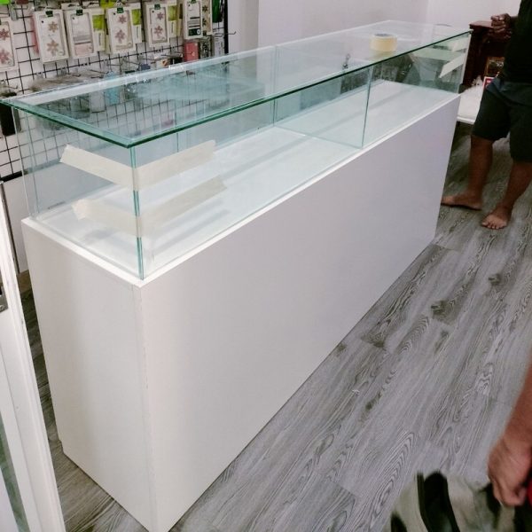 Tủ trưng bày điện thoại 2m màu trắng mới 98%