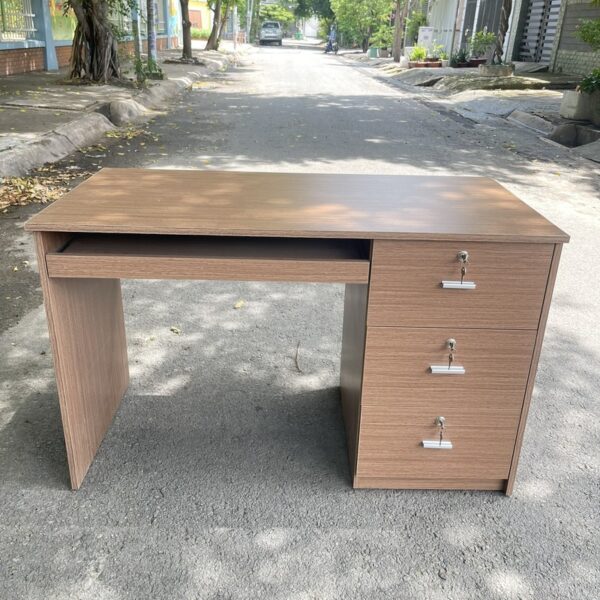 Bàn làm việc vi tính 1M2 có hộc tủ màu nâu mới 98%
