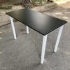 Bàn làm việc chân sắt trắng mặt đen 1M2 mới