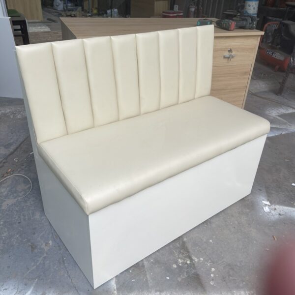 Thanh lý ghế băng cafe sát tường màu trắng