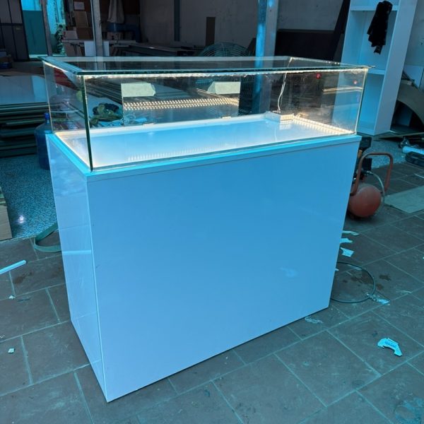 Thanh lý tủ trưng bày sãn phẫm 1m có đèn mới 99%