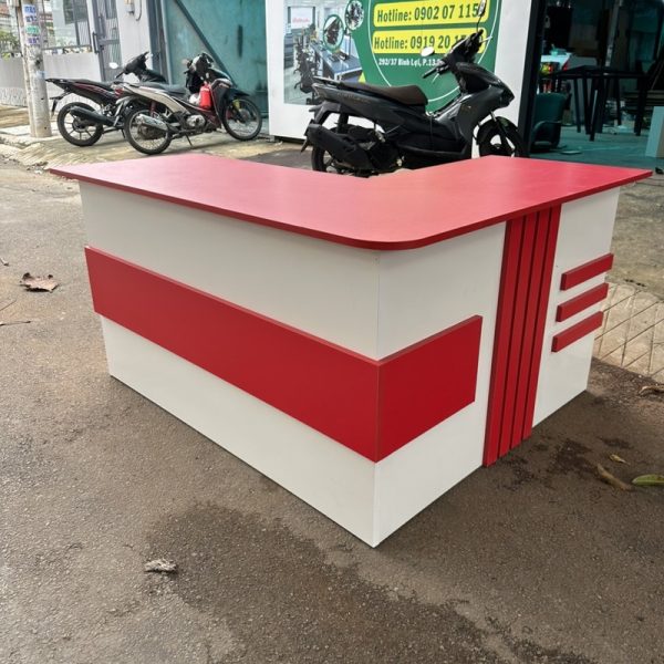 Bàn quầy lễ tân 1m4*1m2 màu trắng đỏ mới 99%
