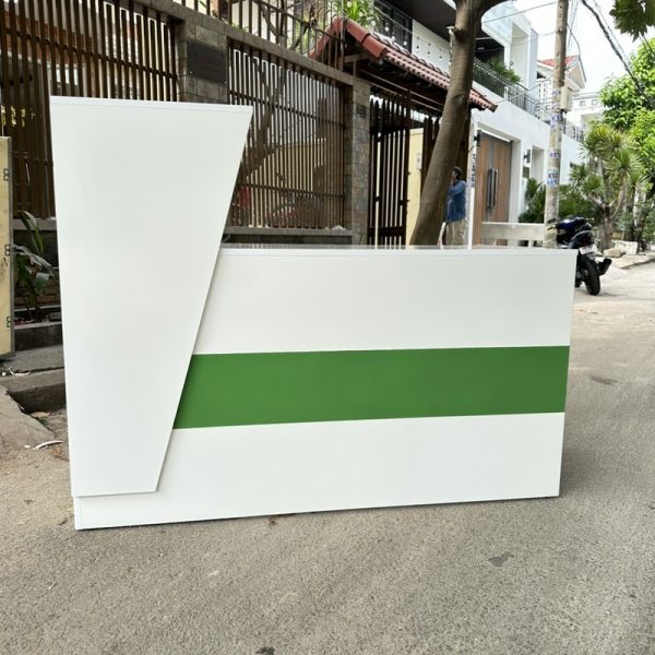 Thanh lý quầy lễ tân 1m4 trắng xanh MDF mới 99%