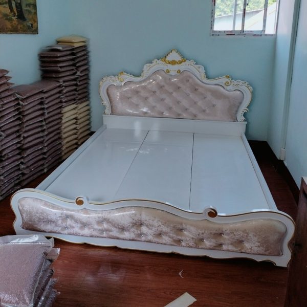 Gường hoàng gia 1m8 màu trắng bọc nệm mới 99%