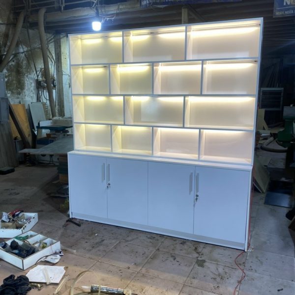 Kệ trưng bày 2m*2m có đèn màu trắng bóng mới 100%