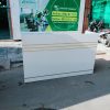 Quầy lễ tân 1m8 màu trắng chỉ vàng mới 99%