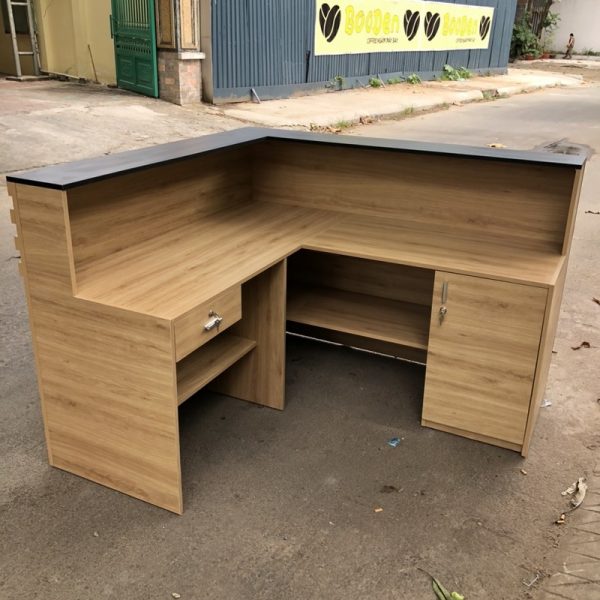 Thanh lý quầy lễ tân 1m5x1m6 màu vân gỗ mới 99%