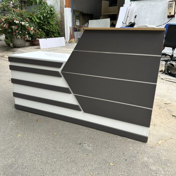 Thanh lý quầy lễ tân 1m8 màu trắng xám mới 95%