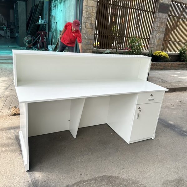 Quầy lễ tân màu trắng 1m8*60cm tồn kho