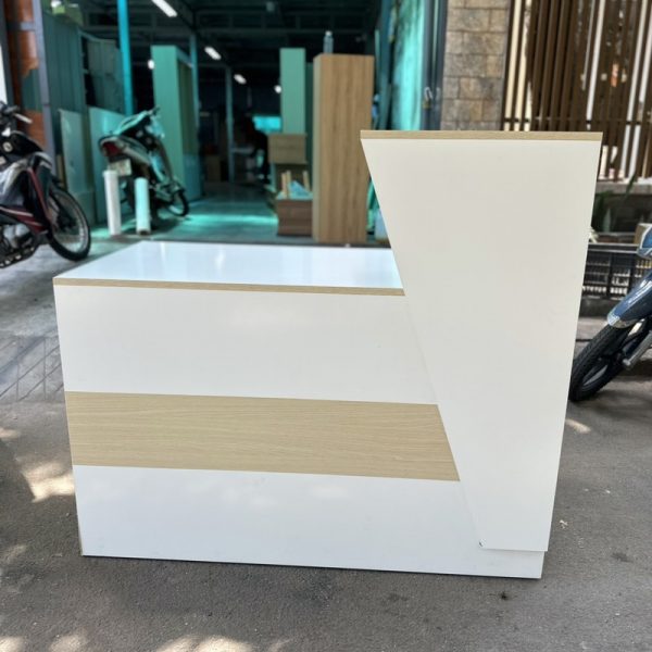 Quầy tiếp khách 1m2 màu trắng kem tồn kho