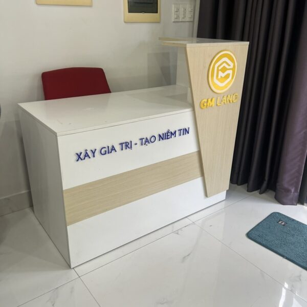 Thanh lý quầy lễ tân 1M2 màu trắng kem mới 95%